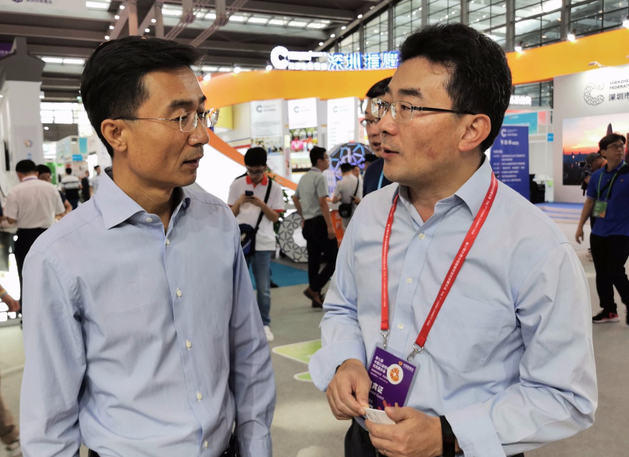 开幕式后,国务院国资委副秘书长庄树新参观了中广核展馆,对中广核积极