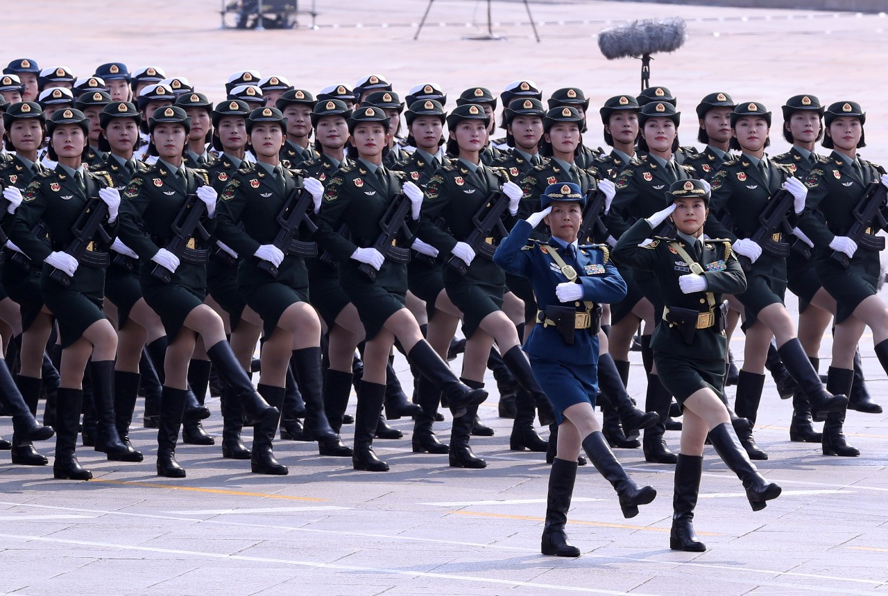 女兵方队接受检阅